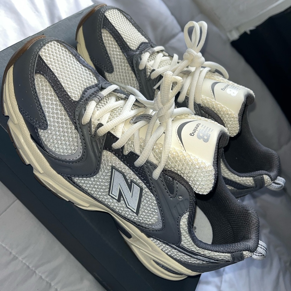 New balance 530 trainers in grey/beige